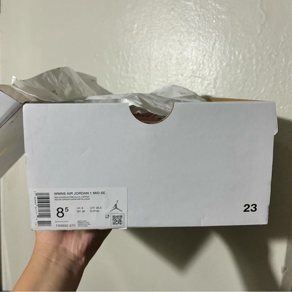 Women’s Jordan 1 Mid SE🦋 - Picture 4 of 4